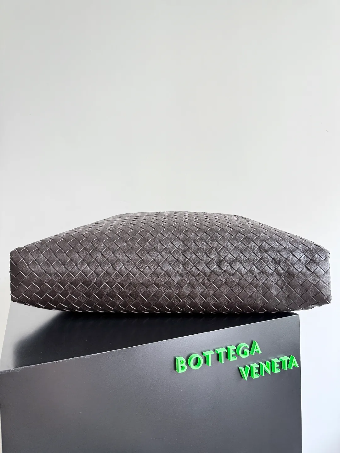 Batch 3280 BOTTEGA VENETA's new Traveler deerskin series is here! The travel season is coming soon, and I believe you must need a large-capacity and simple bag. This new Traveler is very in line with the current travel craze. The whole bag is designed with deerskin and is made of the highest quality leather. It feels tougher to the touch. The super large capacity is suitable for short trips. Traveling with friends and family does not require carrying heavy luggage. It is also very convenient for friends who often travel for work. You can carry two changes of clothes and a computer with you. It also comes with an adjustable shoulder strap to free your hands. Style number: 806976 Size: 58*46*10cm